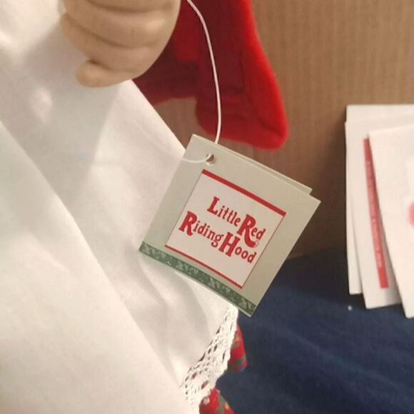 Little Red Riding Hood porcelain doll Vintage 1988 - Picture 3 of 7